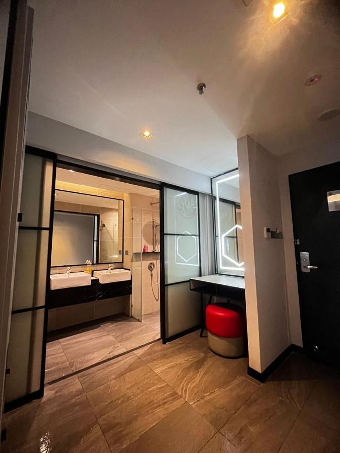 Red M101 By Oak Tree Kuala Lumpur